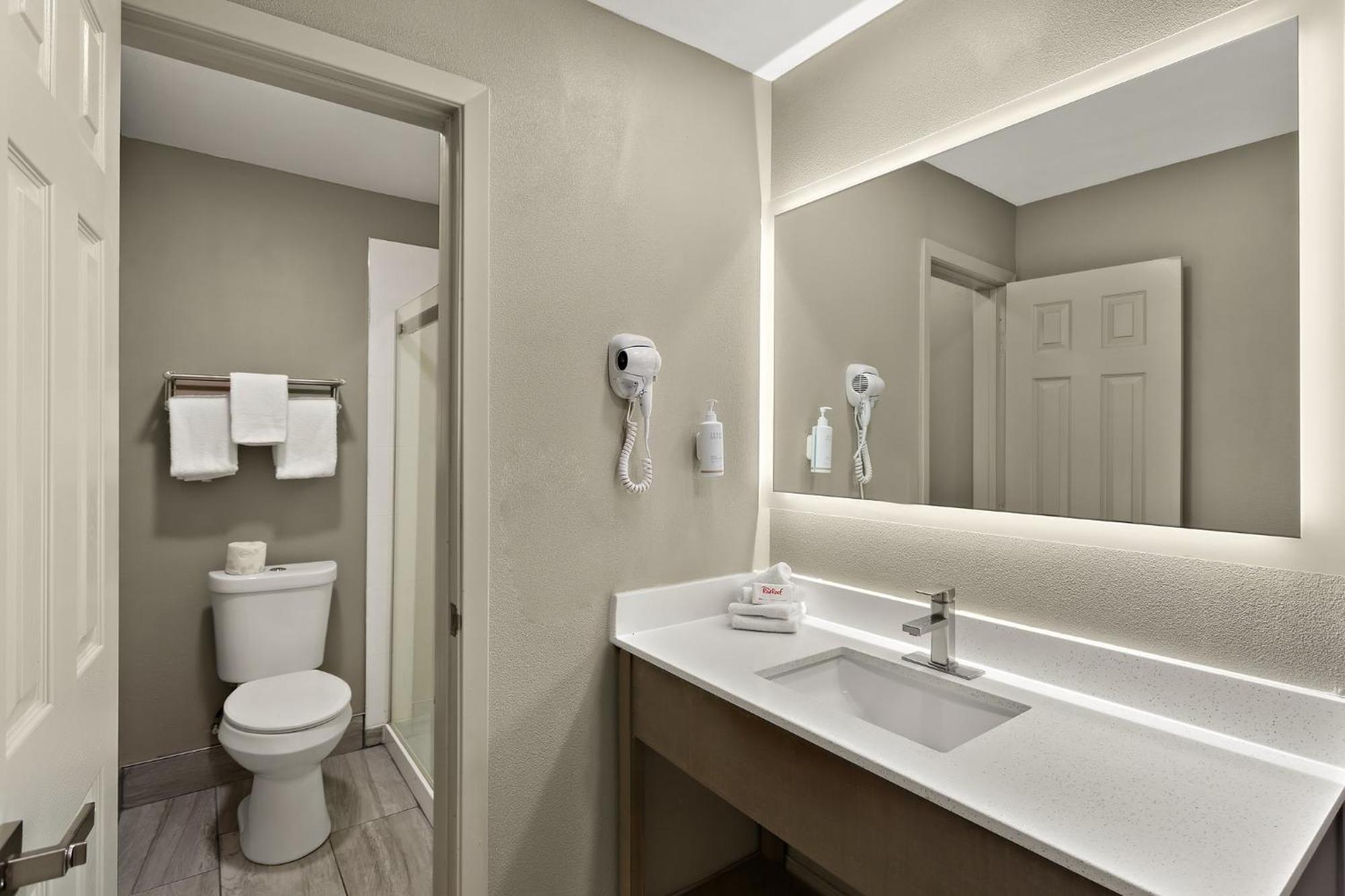Red Roof Inn ردينغ، كاليفورنيا المظهر الخارجي الصورة